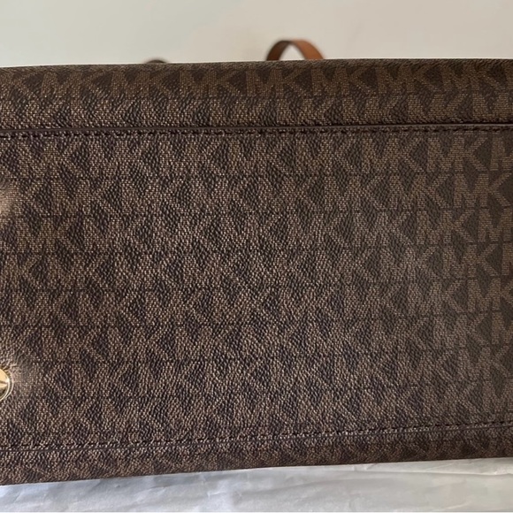 Like new Michael Kors bag - Picture 10 of 11